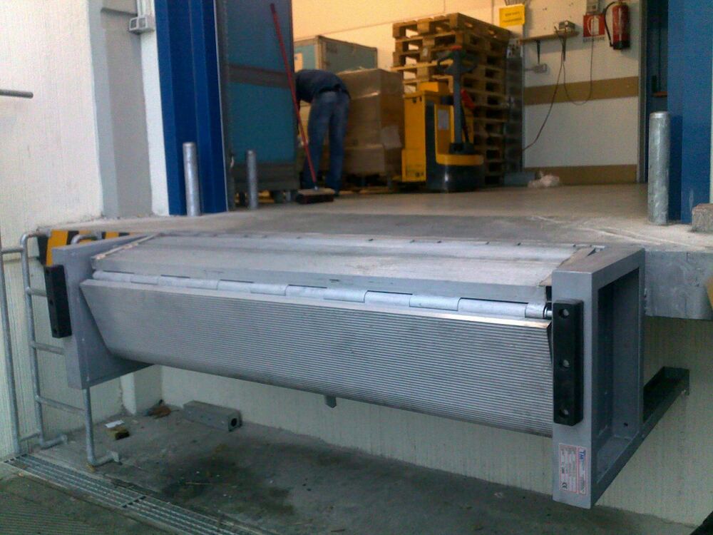 Portone a libro motorizzato installato in stabilimento